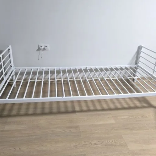 Белая металлическая кровать 90×200 см