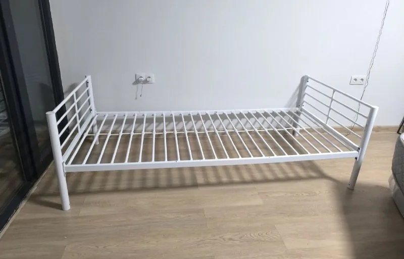 Белая металлическая кровать 90×200 см