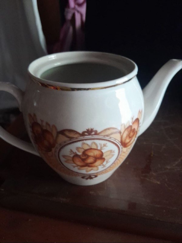 маленький чайник из чайного сервиза