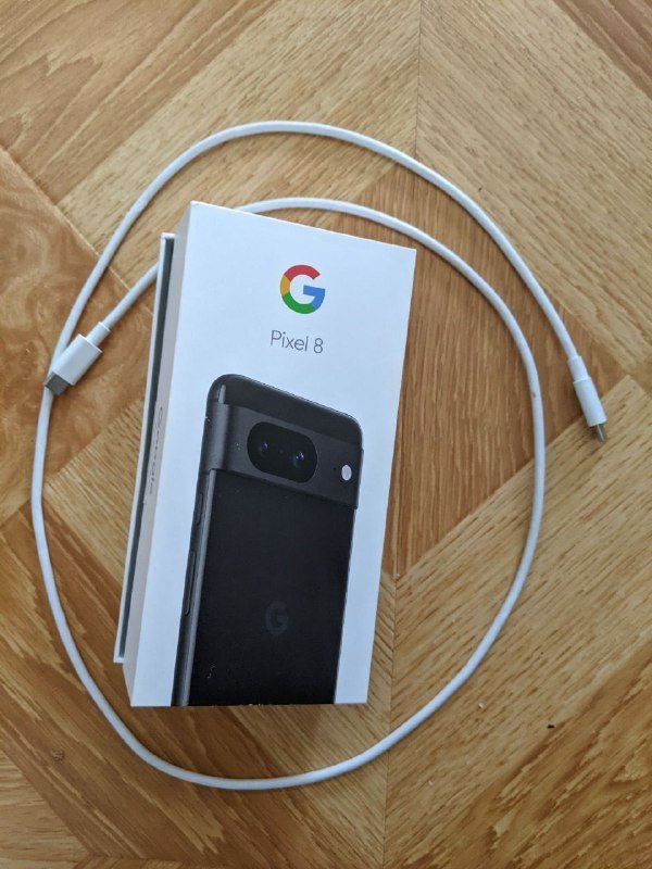 Google Pixel 8 с аксессуарами и повреждением экрана 2
