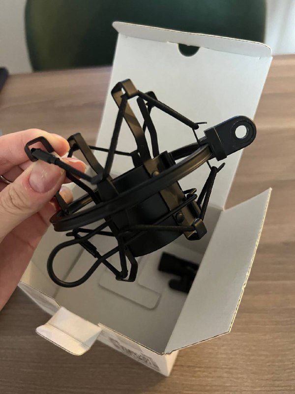 топ H&M, платье H&M, плед, подушка для ресниц, пинцеты, лампа, посуда, держатель для микрофона 9