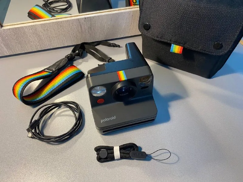 Polaroid Now Generation 3, camera strap, camera bag