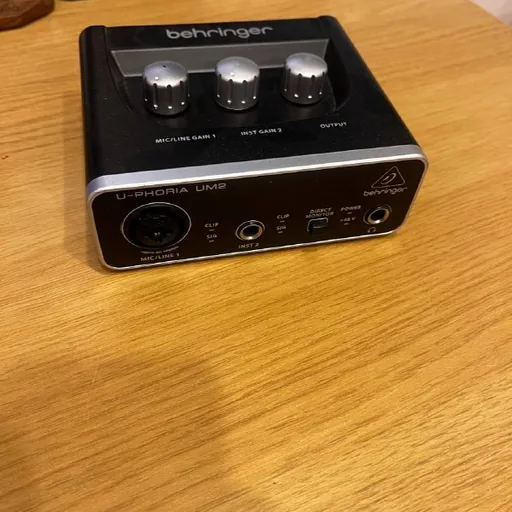 Аудио карта Behringer U-phoria UM2