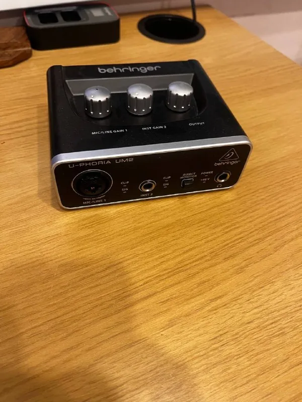 Аудио карта Behringer U-phoria UM2