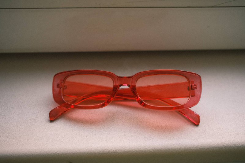 Футболка Bershka, платье H&M, джинсы Bershka, джинсовая куртка Levi’s, свитшот TRXLHXD, шорты Nike, очки Befree 7