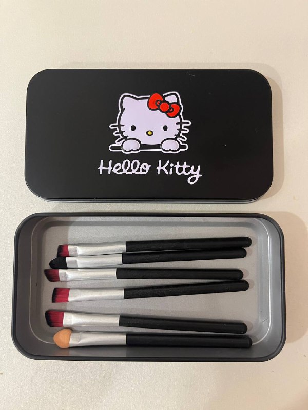 Платье Sinsay, кисточки Hello kitty, бронзатор Herorange, тональный крем Kouqiya, ожерелье жемчуг, силиконовая бирка, серебряные сережки, шорты Adidas 4