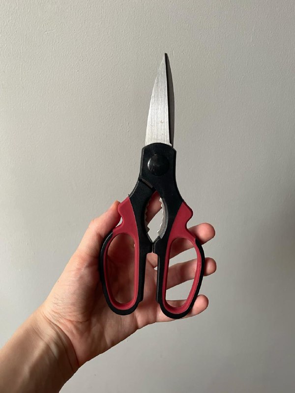 Два баллончика краски, ножницы, кастрюля, подушка, машинка для катышек, штопор 2