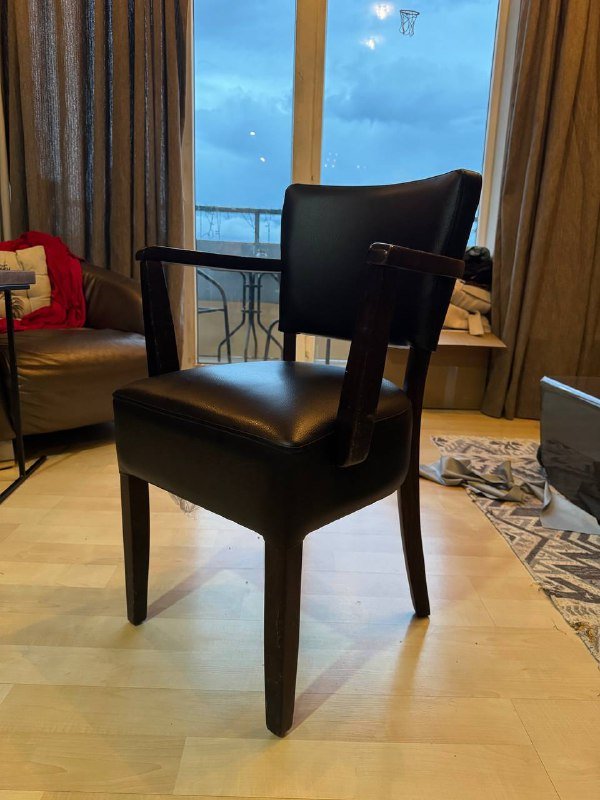 Кожаный стул с подлокотниками 2