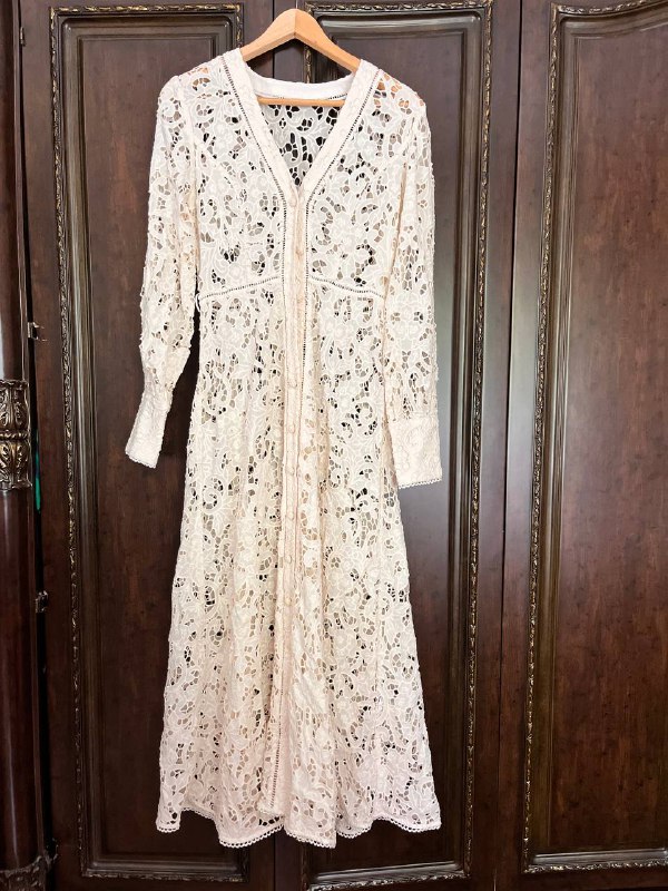 Платье бежевое кружевное, Платье черное, Платье розовое, Футболка Balenciaga, Футболка Uterque, Блузка белая, Платье-пиджак красное, Пиджак Chanel, Боди, Пиджак Uterque