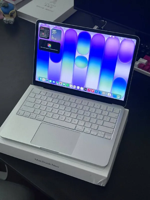 MacBook Neo 8/512GB, iPhone 13 128 1