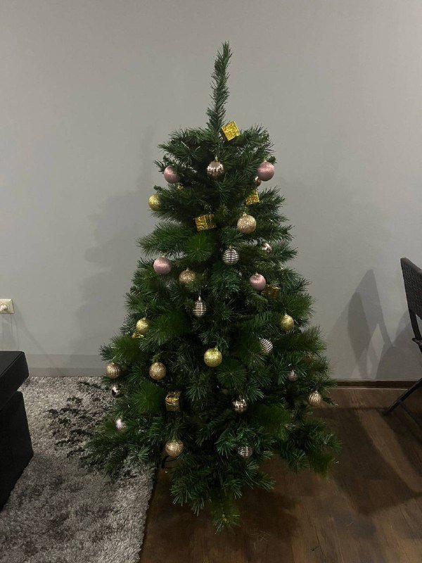 Искусственная новогодняя елка с шариками и гирляндами
