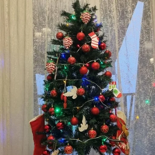 Новогодняя елка с игрушками