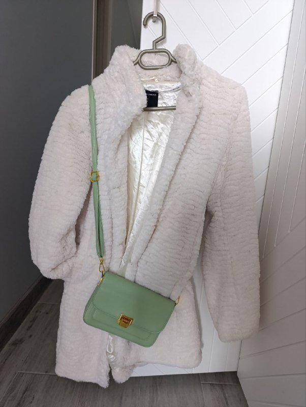 Шубка, сумка, кухонная утварь, простынь, полотенце, шампунь, обогреватель, плед, массажер, щётка, расчески, держатель для телефона, карандаши, свечи