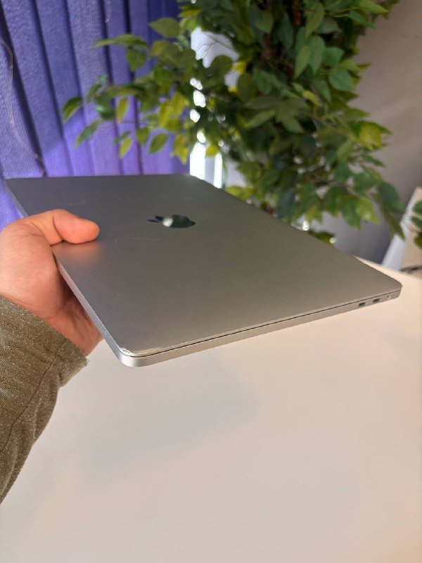Macbook pro 2019 i5 16/256 GB 7