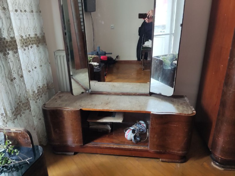 Деревянная тумбочка, шкаф, треляж 3