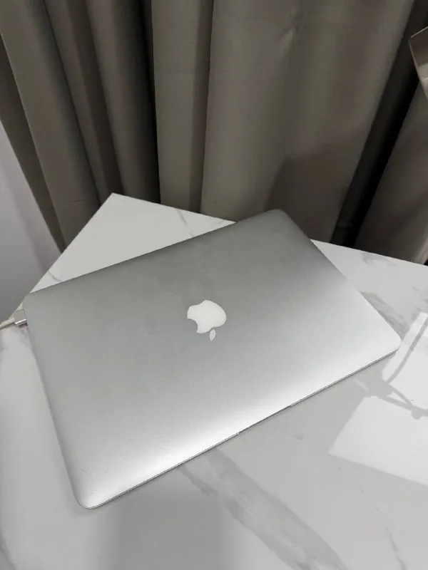 MacBook Air 13-inch 2017 1