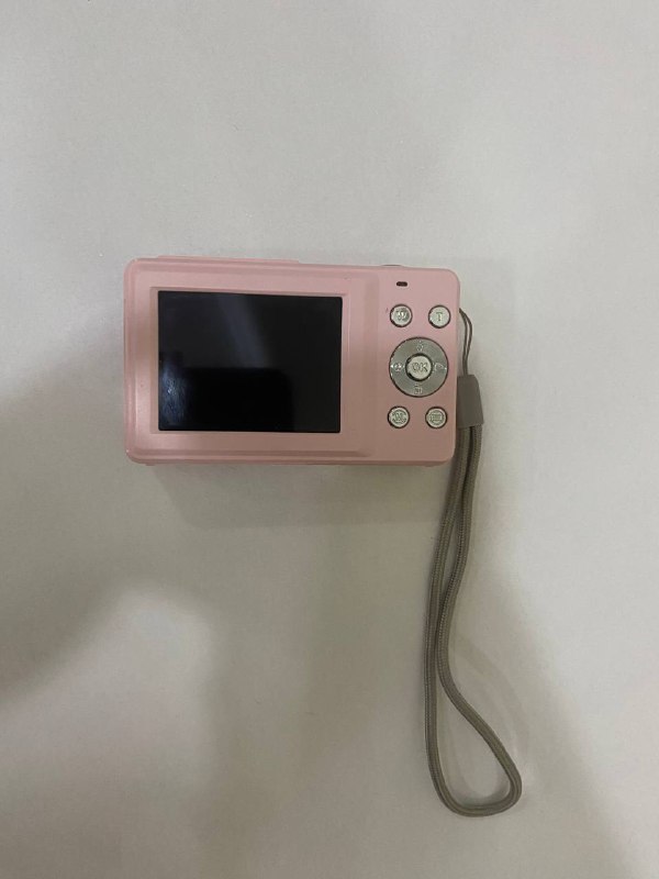 Цифровой фотоаппарат розового цвета 2