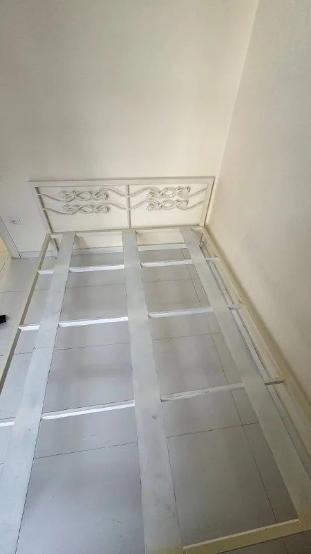 Кровать 150×200 с кованым изголовьем