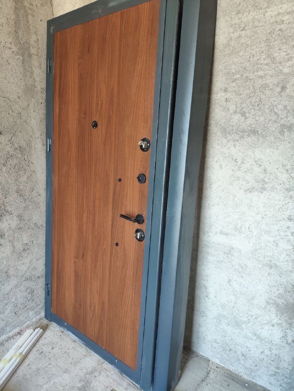 Входная дверь крепкая с двумя замками 2