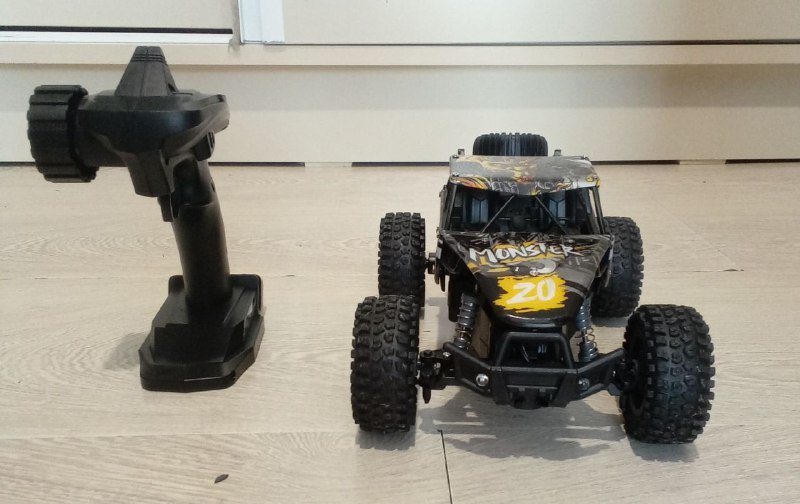 машинка на пульте управления