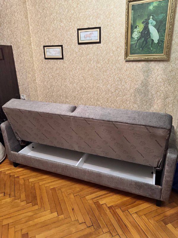 диван Embawood, старинная кровать, стулья, набор посуды 3