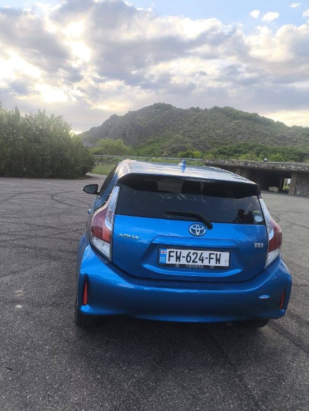 Toyota Aqua 2018 гибрид 2