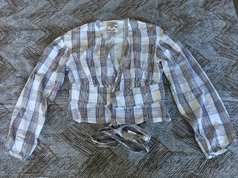 Джинсовая куртка, шапка, кожаные перчатки, худи, юбка, рубашка 10