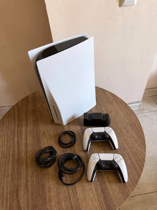 PS5 с двумя геймпадами 1