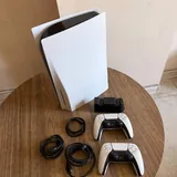 PS5 с двумя геймпадами 1