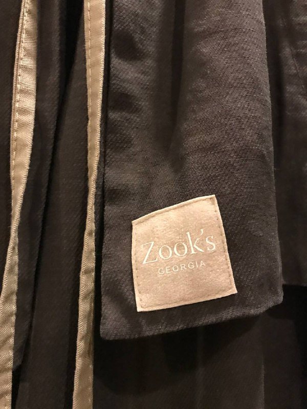 черная куртка, спортивные штаны, светлая рубашка, бежевые брюки 5