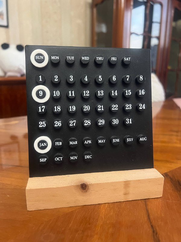 Вечный настольный календарь с деревянной подставкой