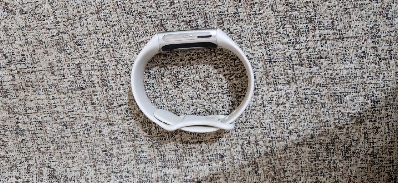 Фитнесс-браслет Fitbit Charge 6, смартфон Samsung Galaxy S22+ 2