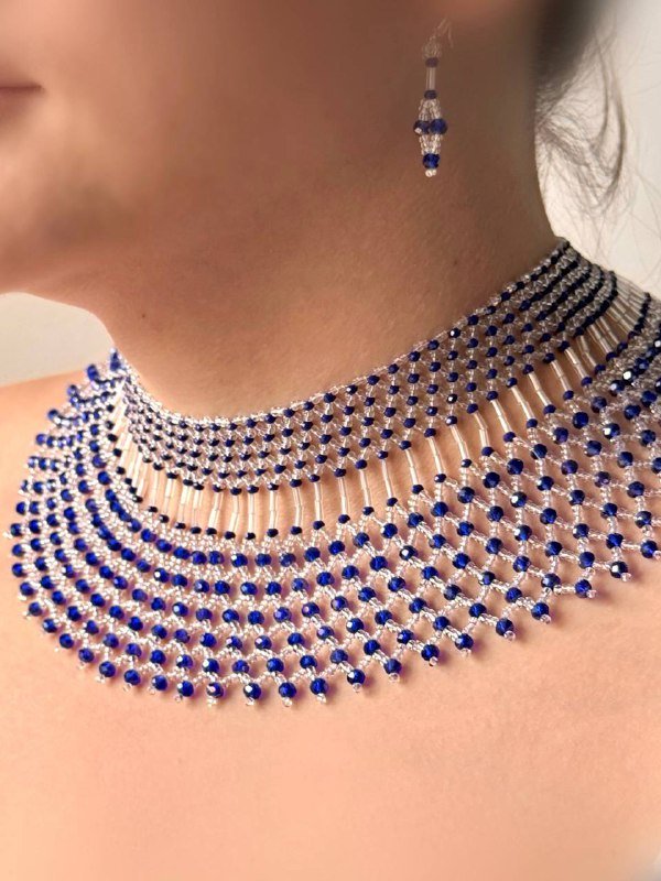 Колье и сережки из бисера ручной работы