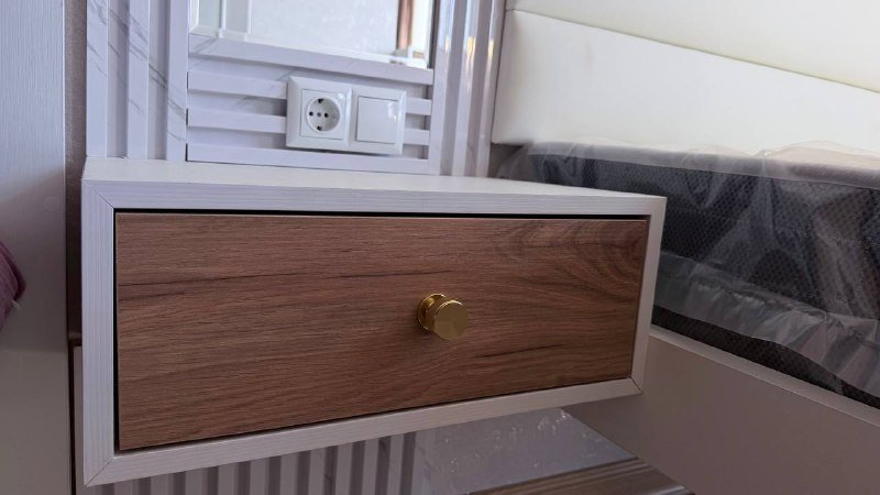 Парящая кровать с ортопедическим матрасом и тумбочками