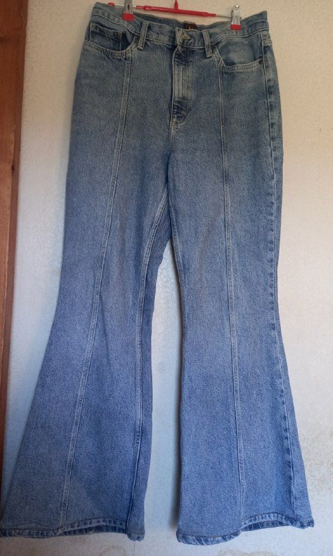 ветровка Carhartt, джинсы Lee, куртка Taifun, ботинки Skechers, кеды Vans 4