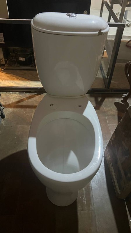 Унитаз с раковиной, диспенсеры для бумаги пластиковые и нержавейка 3