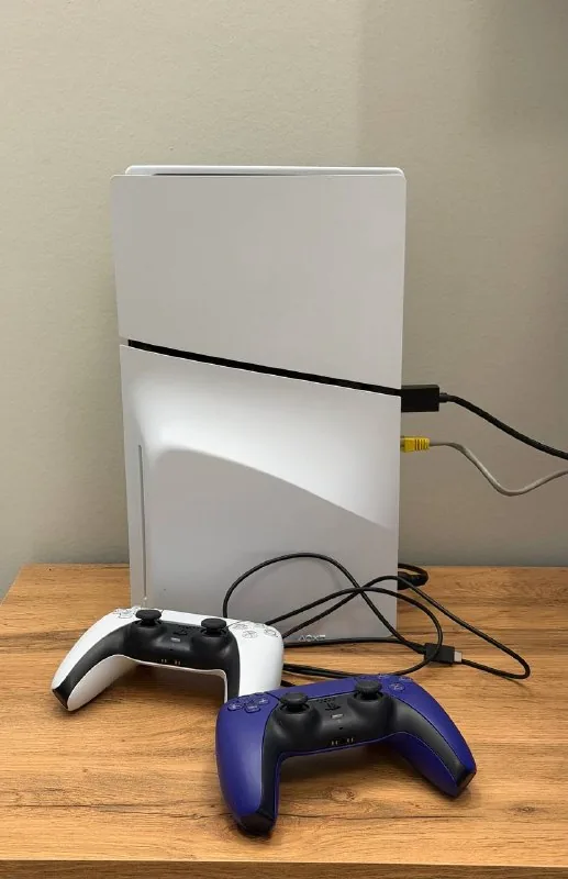 PlayStation 5 Slim, 2 джойстика