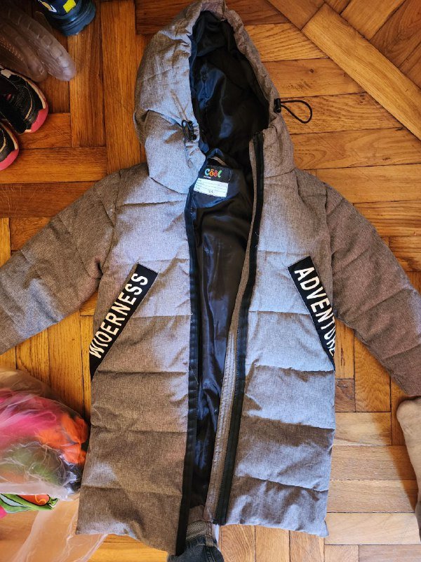 Много хорошей одежды на бесплатной вешалке 3