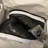 Кроссовки Jordan, карго шорты Oakley, шорты для плавания, футболки Nike, Adidas 2