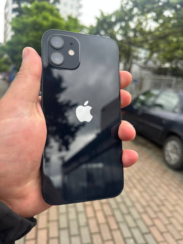 iPhone 11 64GB White, iPhone 12 64GB Midnight, iPhone SE 64GB Black 4