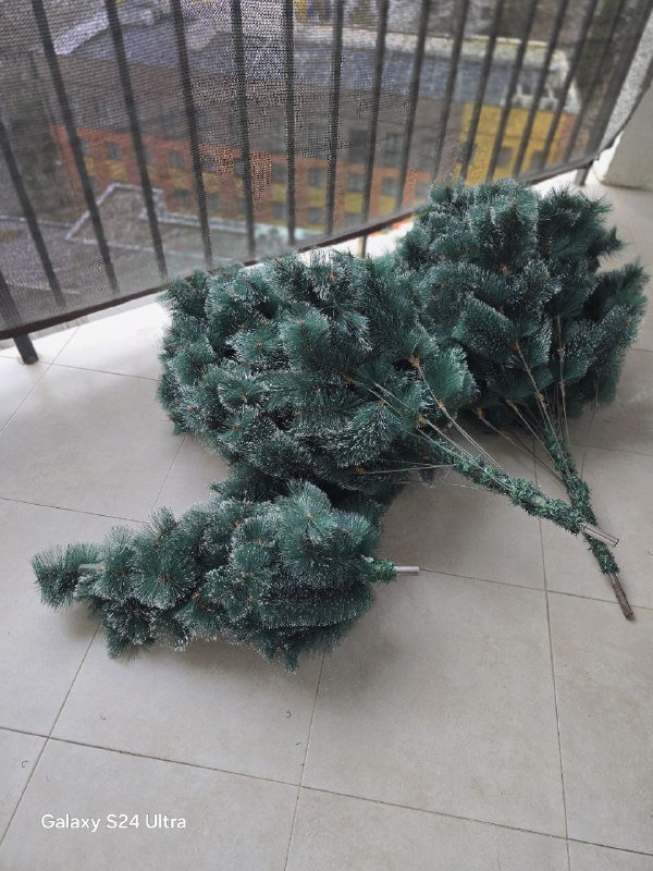 Высокая красивая ёлка искусственная