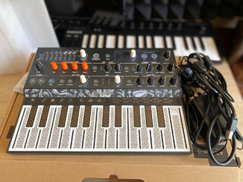 контроллер Novation Twitch, синтезатор Arturia Microfreak, контроллер Numark party mix 2