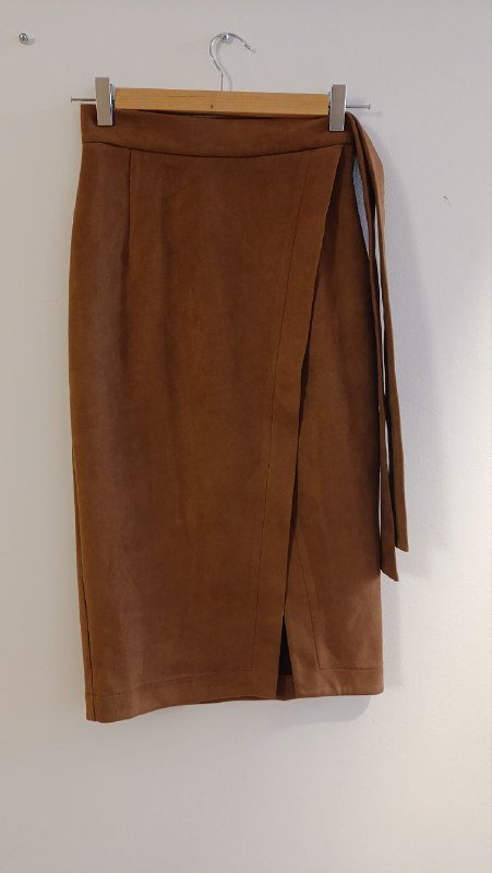 Юбка под замшу, брюки черные, футболка Adidas, платье Vera Moda