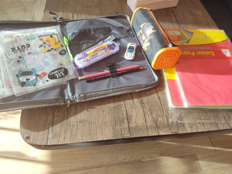 Наборы цветной бумаги, обложки, учебная папка, пенал, циркуль, карандаши