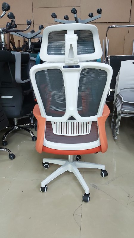 Офисное кресло с подголовником и механизмом качания 3