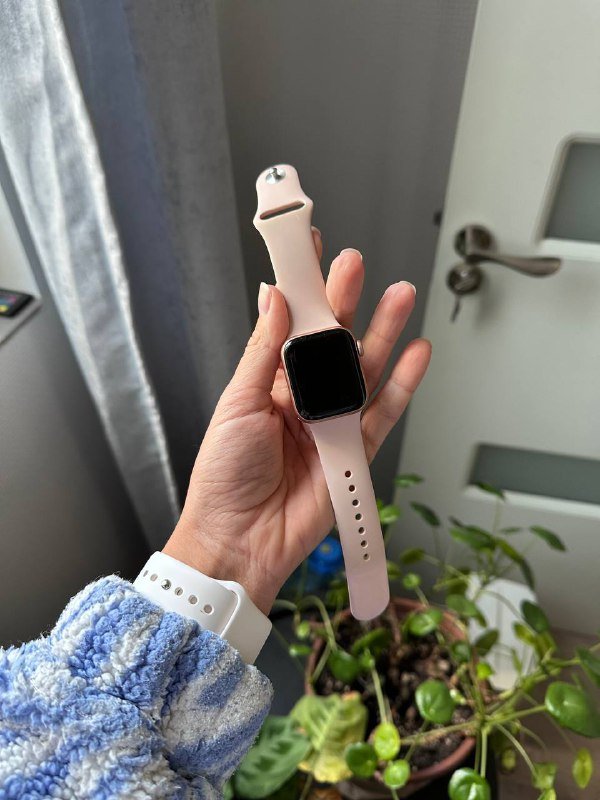 Apple Watch SE 1 поколение розовое золото 40 с силиконовым ремнем 1