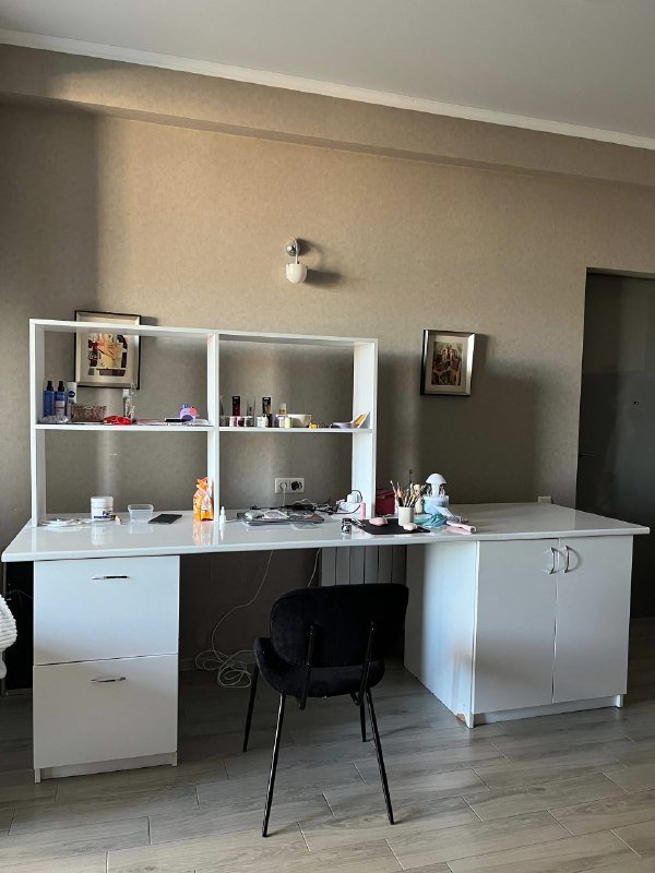 Большой белый стол со шкафчиками