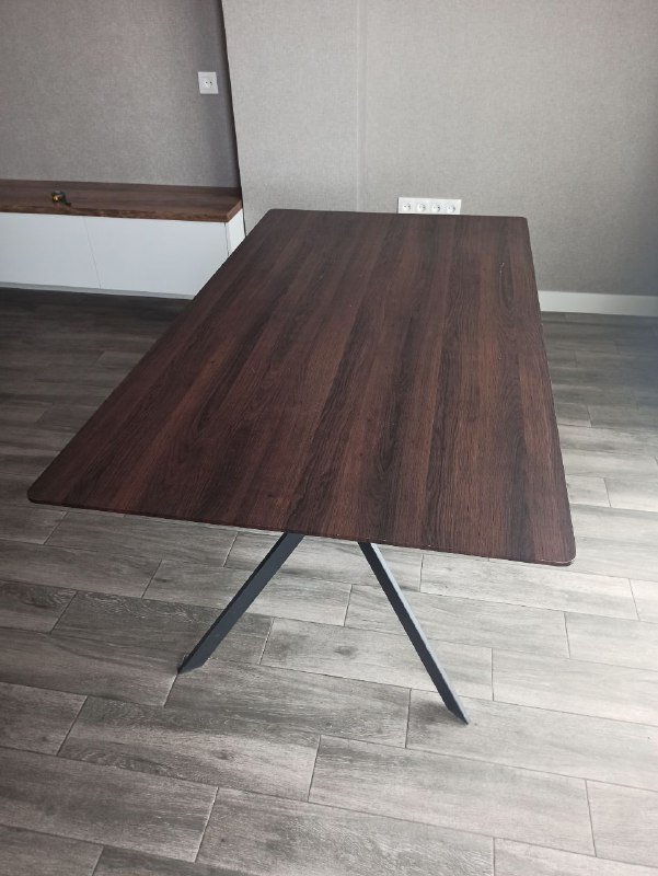 Стол с металлическими ножками 2