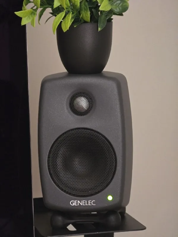 Мониторы Genelec 8010A с подставками и кабелями 1