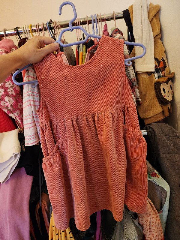 Много хорошей одежды на бесплатной вешалке 2